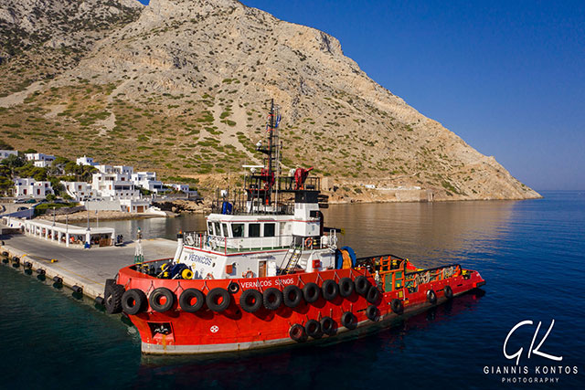 Εναέρια φωτογράφιση ρυμουλκού πλοίου